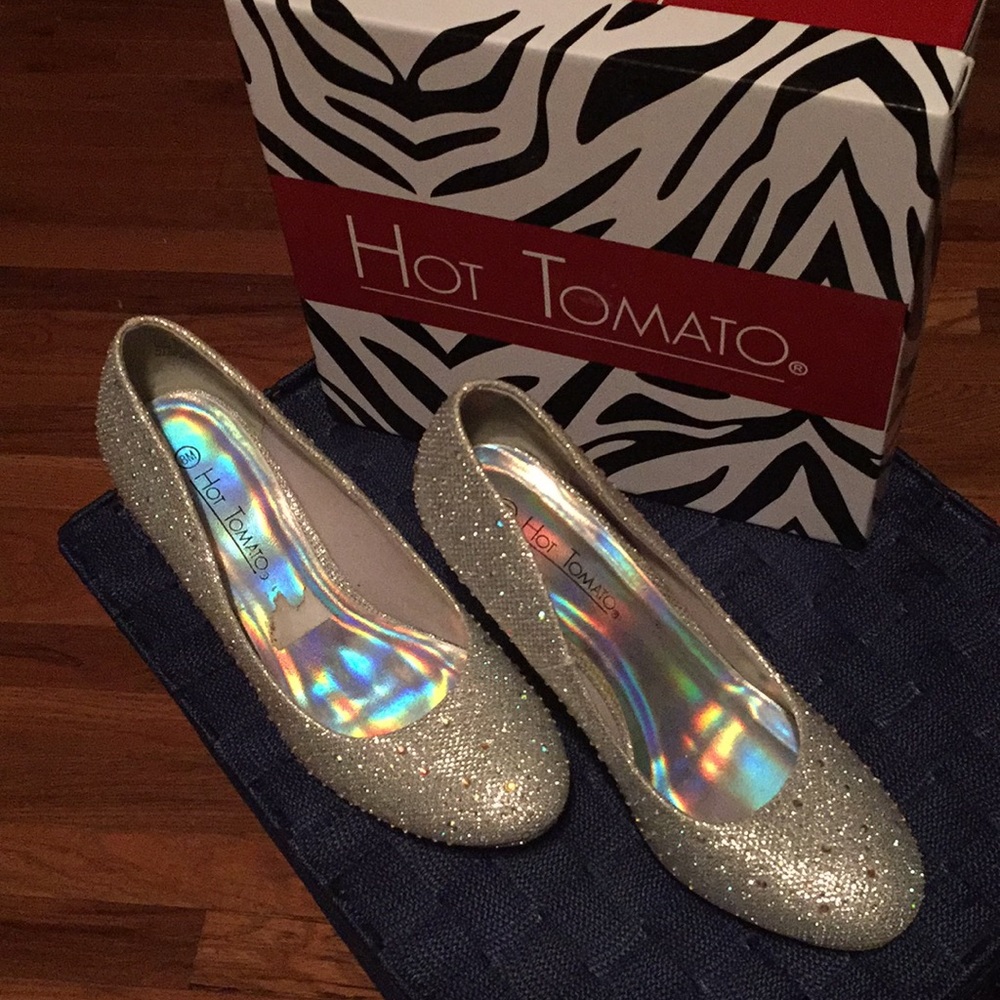 Wore once for prom size 8m hot tomato heels